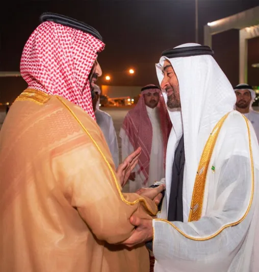 ولي العهد يصل إلى الإمارات و«محمد بن زايد»في مقدمة مستقبليه (صور)