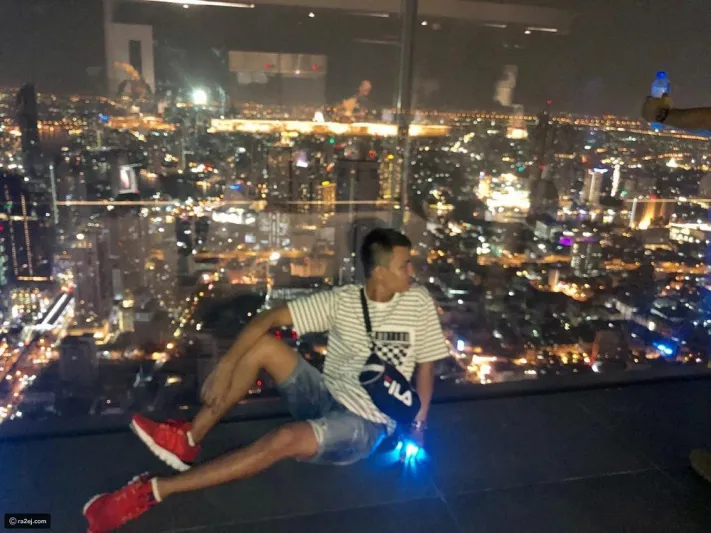 مغامرة للسير بين السحاب.. مبنى ضخم يسبب الرعب في بانكوك (فيديو وصور)