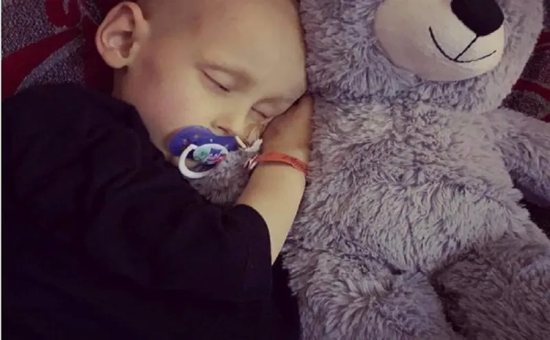 "أنا آسف يا والدتي".. رسالة طفل أبكى العالم (فيديو وصور)