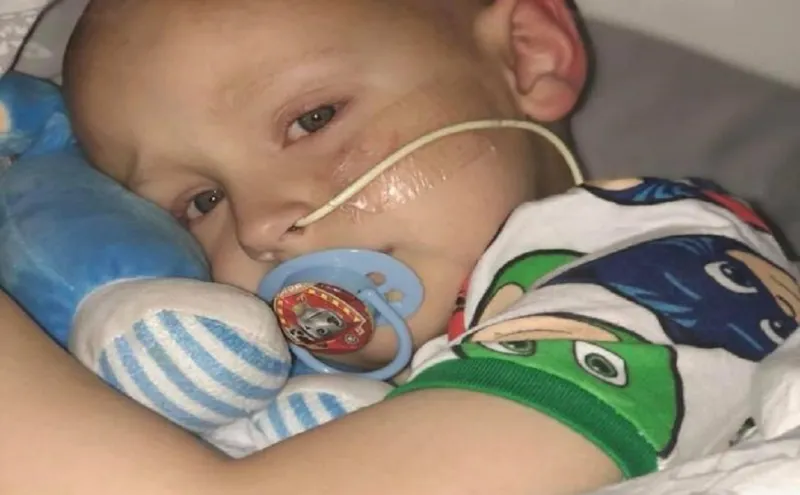 "أنا آسف يا والدتي".. رسالة طفل أبكى العالم (فيديو وصور)