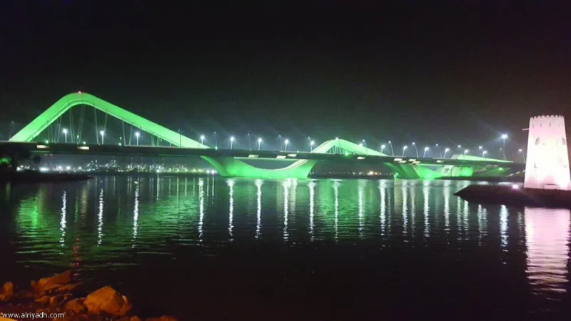 صور| أبو ظبي تتزين بعلم السعودية أحتفالاً بولي العهد