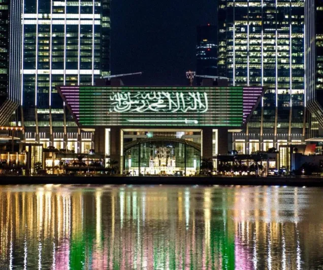 صور| أبو ظبي تتزين بعلم السعودية أحتفالاً بولي العهد