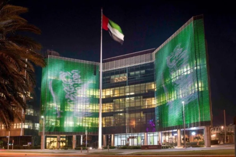 صور| أبو ظبي تتزين بعلم السعودية أحتفالاً بولي العهد