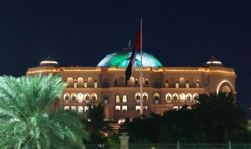 صور| أبو ظبي تتزين بعلم السعودية أحتفالاً بولي العهد