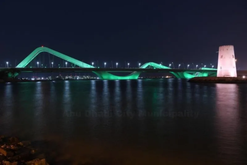 صور| أبو ظبي تتزين بعلم السعودية أحتفالاً بولي العهد