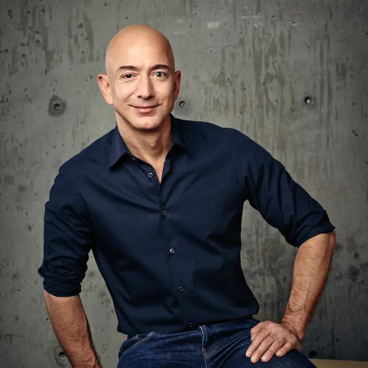 تعرف على سر تفضيل أغنى رجل في العالم لعقد اجتماعاته مبكرا