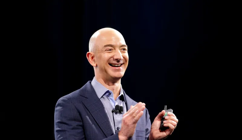 تعرف على سر تفضيل أغنى رجل في العالم لعقد اجتماعاته مبكرا