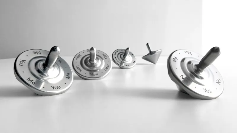 تساعد غيرك على حل مشاكله ولا تستطيع اتخاذ قرارًا.. إليك السبب