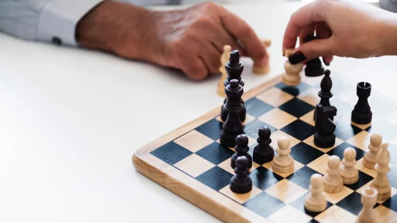 تساعد غيرك على حل مشاكله ولا تستطيع اتخاذ قرارًا.. إليك السبب