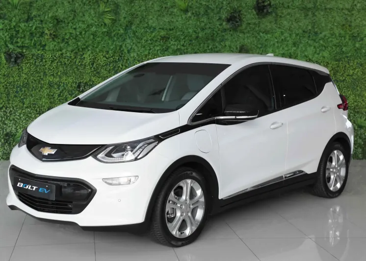 سعر ومواصفات سيارة شفروليه بولت EV الكهربائية الجديدة (فيديو)