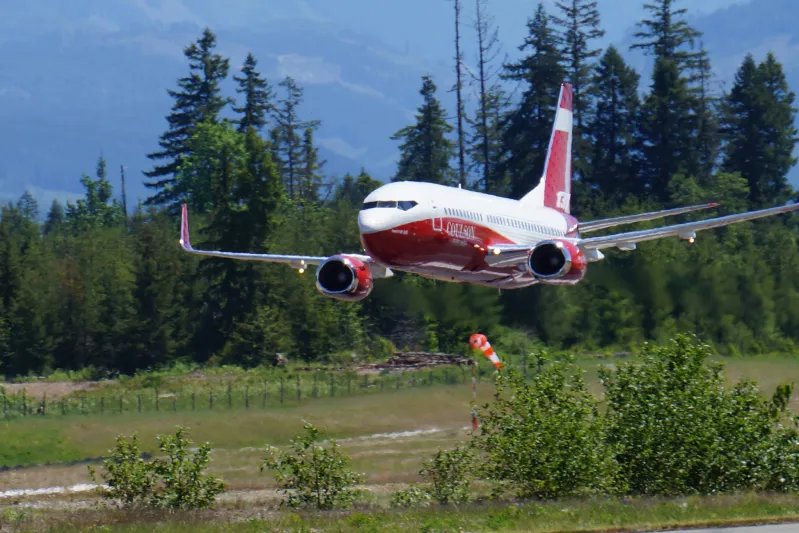 في أول استخدام لها.. "بوينغ 737" تُظهر كفاءة عالية في إطفاء حرائق الغابات (فيديو)