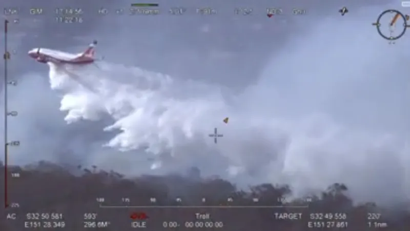 في أول استخدام لها.. "بوينغ 737" تُظهر كفاءة عالية في إطفاء حرائق الغابات (فيديو)