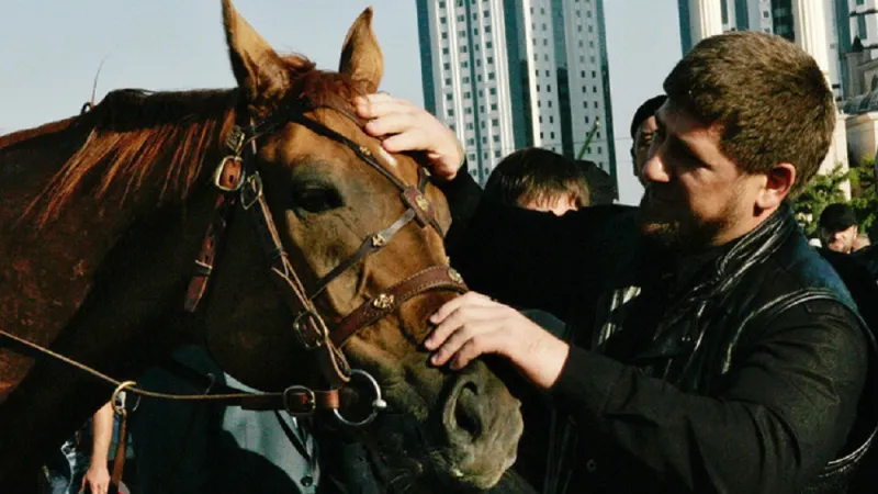 شاهد | حماسة رئيس الشيشان بعد تفوق حصانه على فرس ولي عهد دبي بالإمارات