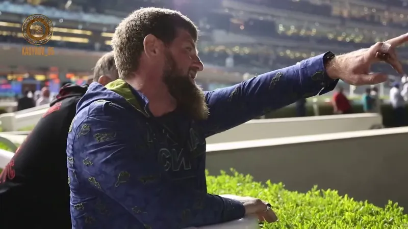 شاهد | حماسة رئيس الشيشان بعد تفوق حصانه على فرس ولي عهد دبي بالإمارات