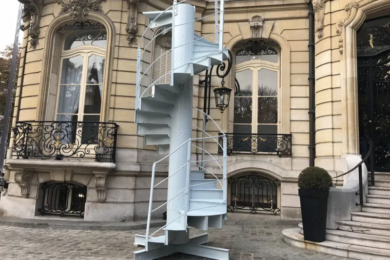 بيع جزء من برج إيفل في مزاد بباريس مقابل هذا المبلغ!