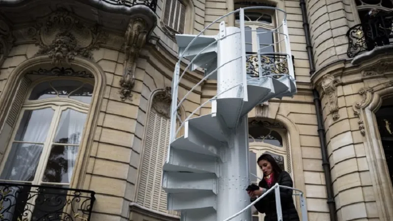 بيع جزء من برج إيفل في مزاد بباريس مقابل هذا المبلغ!