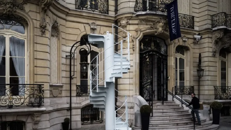 بيع جزء من برج إيفل في مزاد بباريس مقابل هذا المبلغ!