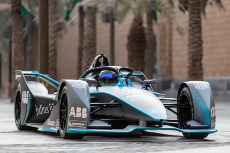 بينهم إنريكي إيغليسياس وعمرو دياب.. نجوم العالم يحيون سباق "فورمولا إي - الدرعية"