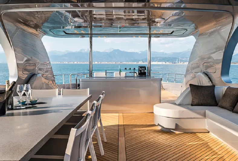 بجناحين رئيسين.. "Sands" يخت فضي اللون يوفر لك راحة لا مثيل لها (صور)