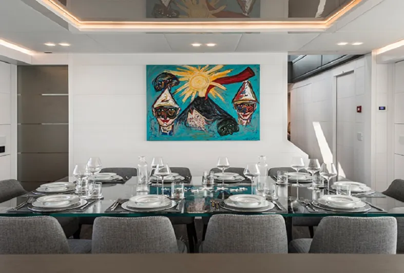 بجناحين رئيسين.. "Sands" يخت فضي اللون يوفر لك راحة لا مثيل لها (صور)