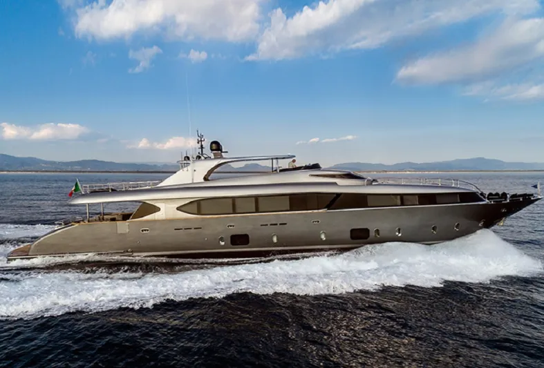 بجناحين رئيسين.. "Sands" يخت فضي اللون يوفر لك راحة لا مثيل لها (صور)