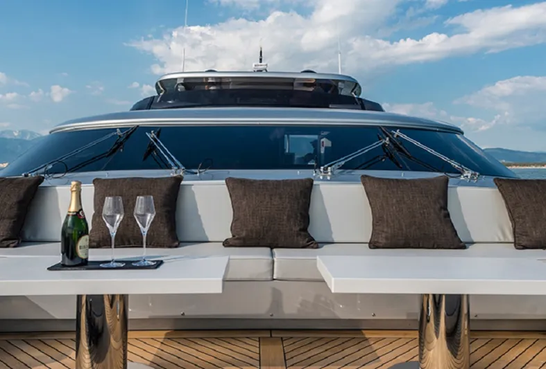 بجناحين رئيسين.. "Sands" يخت فضي اللون يوفر لك راحة لا مثيل لها (صور)