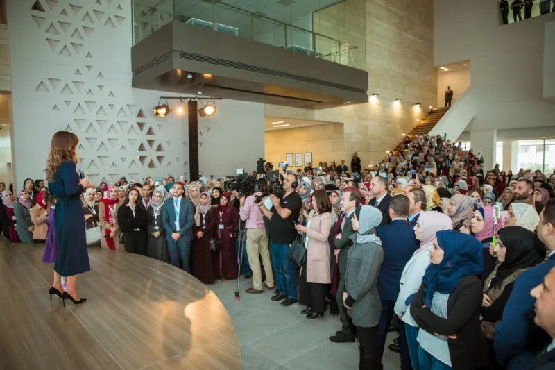 الملكة رانيا تحقق حلم طفلة أردنية بعد رسالة من والدها (فيديو)