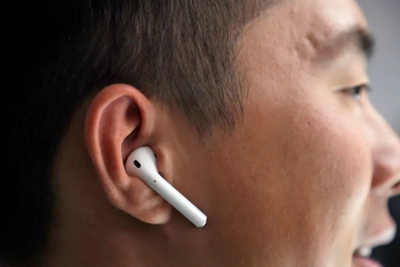 سعر مواصفات سماعات AirPod المحدثة من Apple (فيديو)