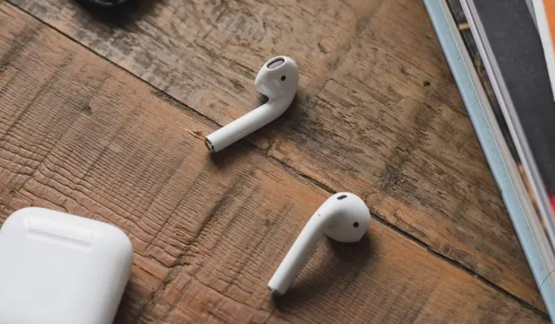 سعر مواصفات سماعات AirPod المحدثة من Apple (فيديو)