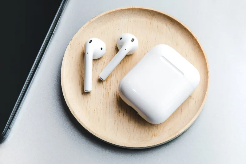 سعر مواصفات سماعات AirPod المحدثة من Apple (فيديو)