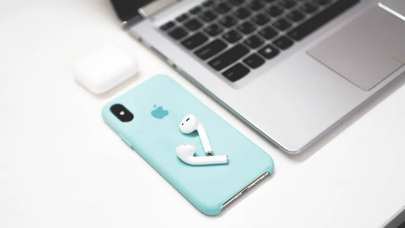 سعر مواصفات سماعات AirPod المحدثة من Apple (فيديو)