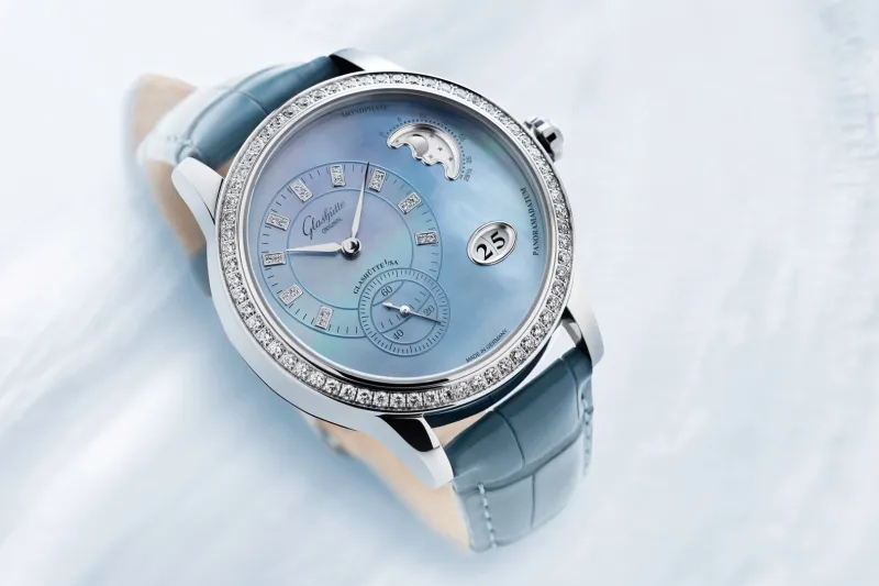 ساعة فريدة تذيب الثلج.. ساعات Original Glashütte تبرز سحر الشتاء