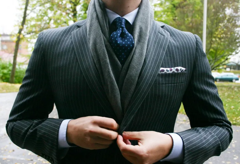 أفضل طرق ارتداء الأوشحة الرجالية