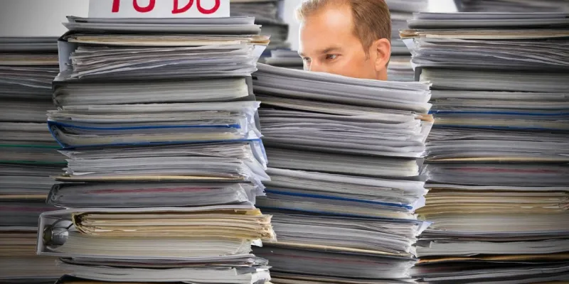 زملائك في إجازة وتركوك وحيدًا؟.. إذا كيف تتخلص من أعباء العمل؟