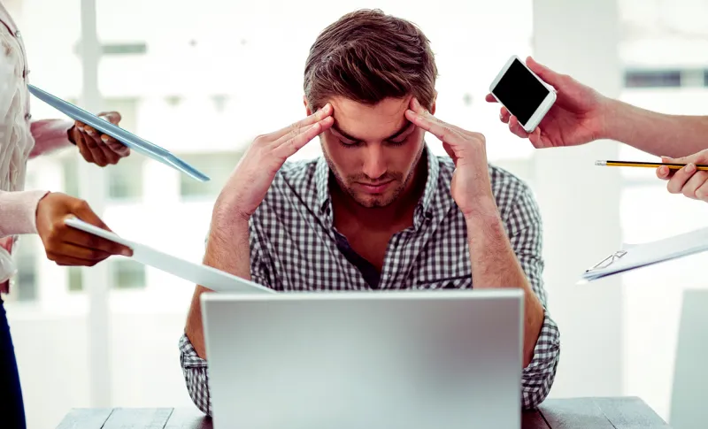 زملائك في إجازة وتركوك وحيدًا؟.. إذا كيف تتخلص من أعباء العمل؟