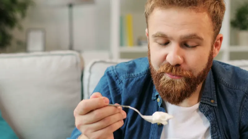 تستمتع بتناول الأيس كريم في الشتاء؟ .. انتبه لهذه الأضرار