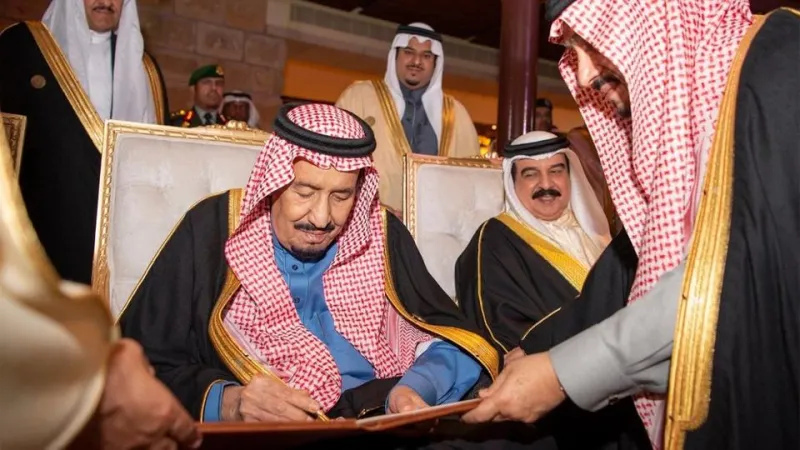 خادم الحرمين يفتتح حي الطريف التراثي.. وهذا الملك يشاركه في رقصة العرضة بالرياض