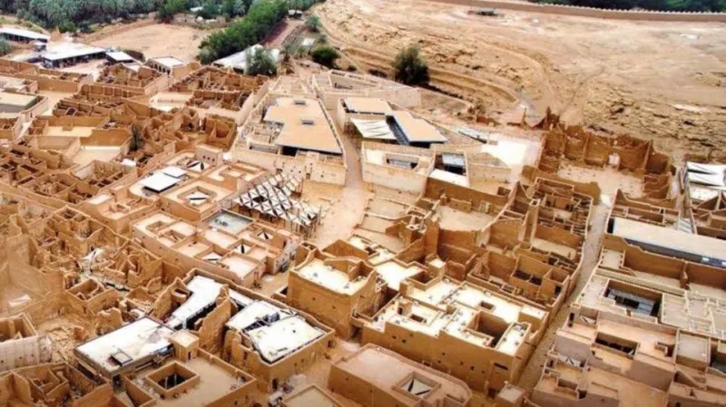 خادم الحرمين يفتتح حي الطريف التراثي.. وهذا الملك يشاركه في رقصة العرضة بالرياض