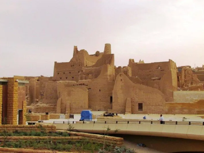 خادم الحرمين يفتتح حي الطريف التراثي.. وهذا الملك يشاركه في رقصة العرضة بالرياض