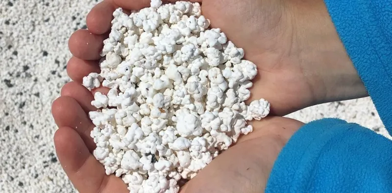 جزيرة إسبانية شاطئها فشار لا يؤكل (صور)