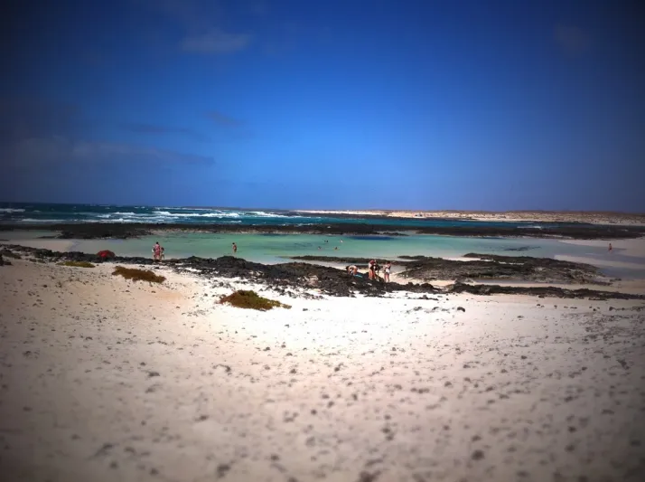 جزيرة إسبانية شاطئها فشار لا يؤكل (صور)