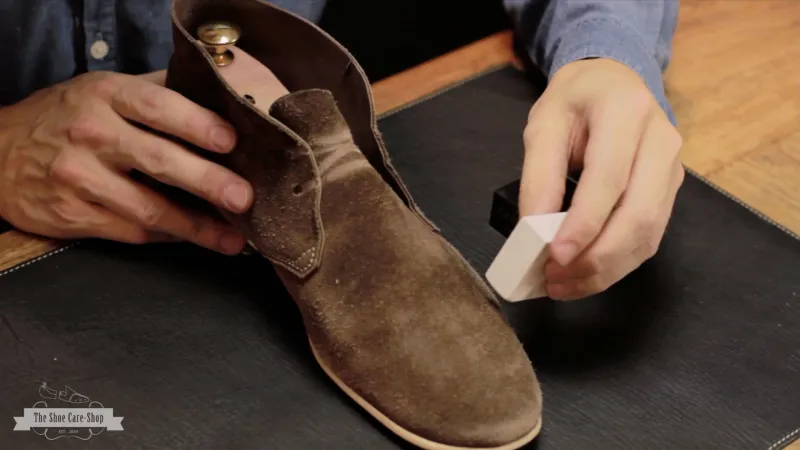 نصائح سريعة لتنظيف الأحذية المصنوعة من جلد السويدي (فيديو)