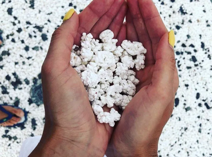 جزيرة إسبانية شاطئها فشار لا يؤكل (صور)