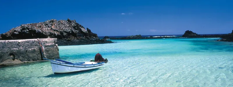 جزيرة إسبانية شاطئها فشار لا يؤكل (صور)