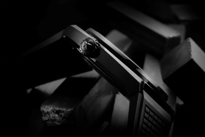 DEFY CLASSIC BLACK CERAMIC.. أكثر سواداً. أكثر جرأة. تحدّي أكبر