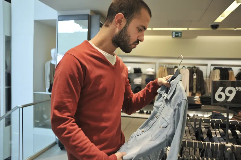 أفكار رائعة لتوفير المال عند شراء الملابس