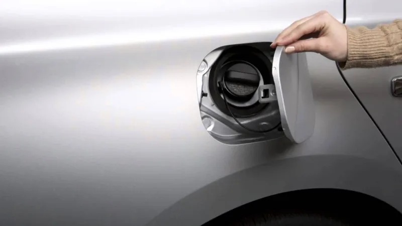 لماذا يختلف مكان باب خزان الوقود من سيارة إلى أخرى؟