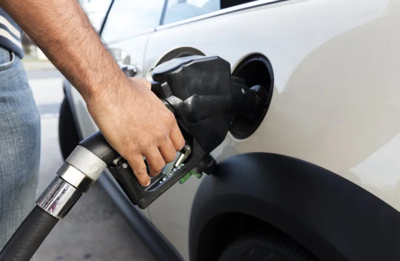 لماذا يختلف مكان باب خزان الوقود من سيارة إلى أخرى؟