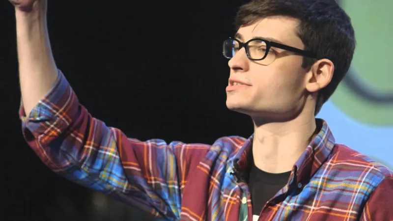 كيف تحول أليكس كلاين من عالم الصحافة لصاحب واحدة من أكبر شركات التكنولوجيا؟