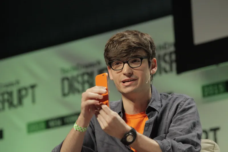 كيف تحول أليكس كلاين من عالم الصحافة لصاحب واحدة من أكبر شركات التكنولوجيا؟